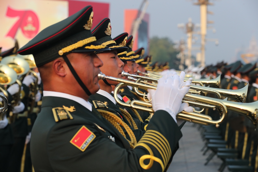 解放軍聯(lián)合軍樂團在廣場就位后進行準(zhǔn)備工作和試奏。據(jù)了解，解放軍聯(lián)合軍樂團此次演奏是從開國大典至今歷次閱兵以來演奏曲目最多的一次，不少曲目是為此次閱兵量身打造的全新作品，此次也是歷次女演奏員最多的一次。