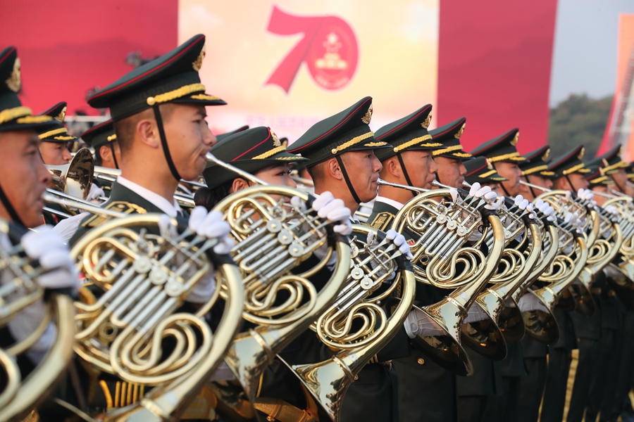 解放軍聯(lián)合軍樂團在廣場就位后進行準(zhǔn)備工作和試奏。據(jù)了解，解放軍聯(lián)合軍樂團此次演奏是從開國大典至今歷次閱兵以來演奏曲目最多的一次，不少曲目是為此次閱兵量身打造的全新作品，此次也是歷次女演奏員最多的一次。
