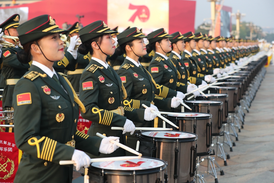 解放軍聯(lián)合軍樂團在廣場就位后進行準(zhǔn)備工作和試奏。據(jù)了解，解放軍聯(lián)合軍樂團此次演奏是從開國大典至今歷次閱兵以來演奏曲目最多的一次，不少曲目是為此次閱兵量身打造的全新作品，此次也是歷次女演奏員最多的一次。