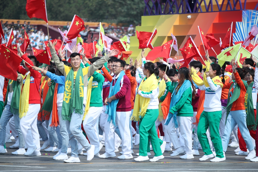 群眾大游行，歡樂的海洋！