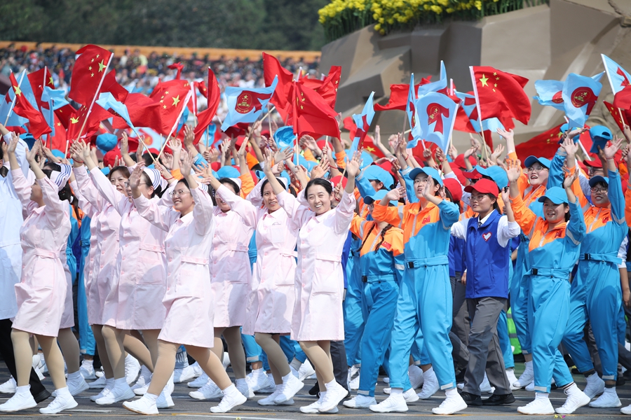 群眾大游行，歡樂的海洋！