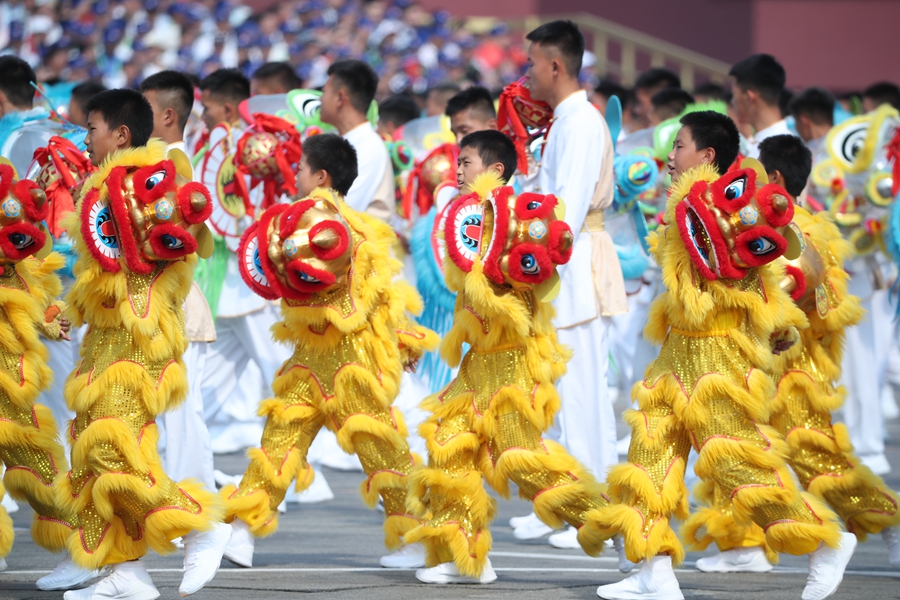 群眾大游行，歡樂的海洋！