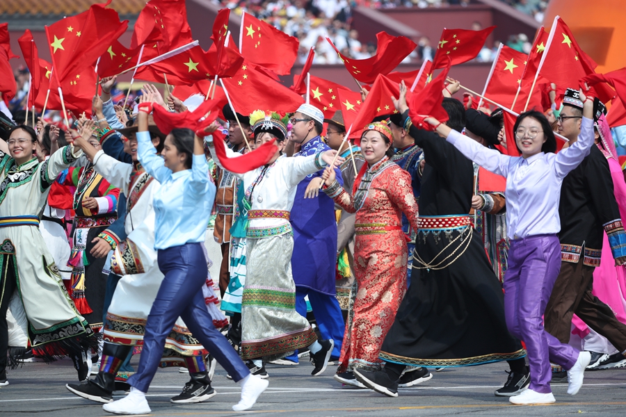 群眾大游行，歡樂的海洋！