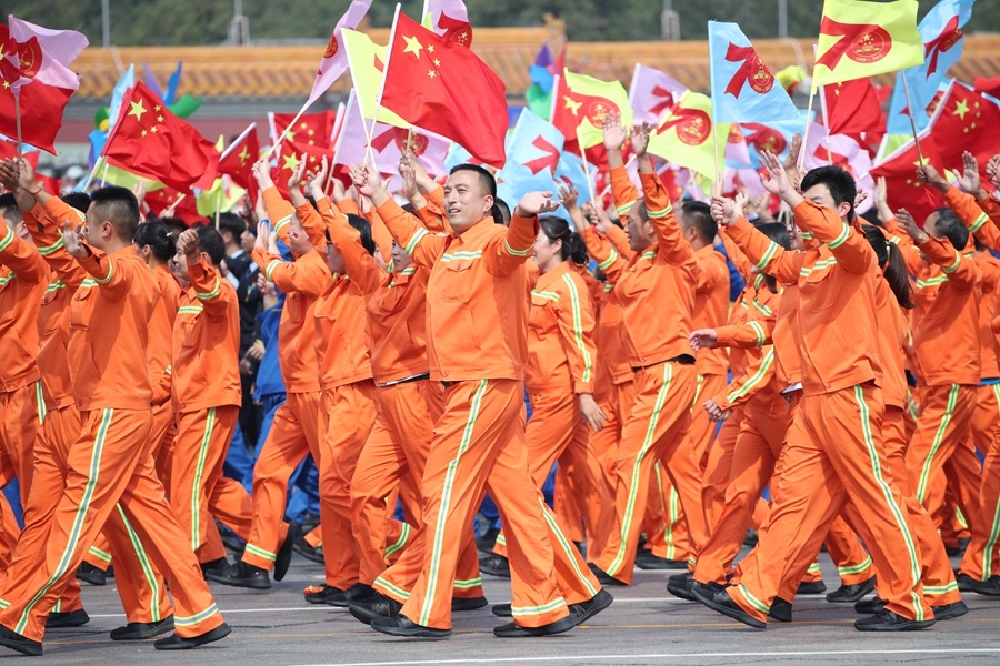 群眾大游行，歡樂的海洋！