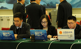 新華網、中國政府網記者在做直播準備