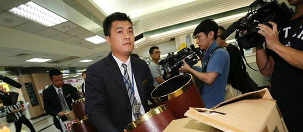 禮儀公司帶著遺體袋、骨灰壇協(xié)助處理善后