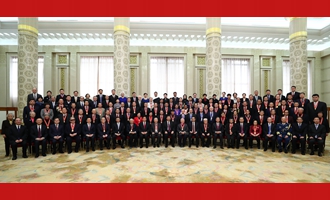 慶祝大會結束后，習近平等同受表彰人員及親屬代表合影留念