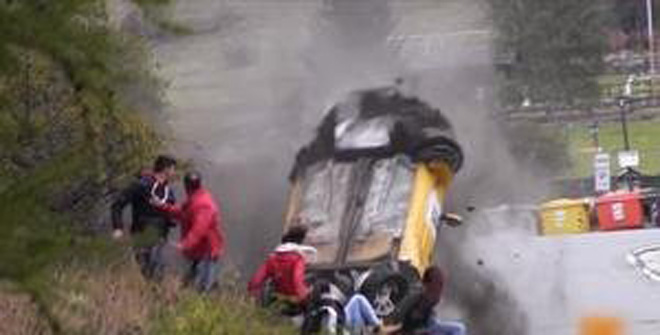 史上最幸運(yùn)撞車(chē)！圍觀群眾躲過(guò)一劫