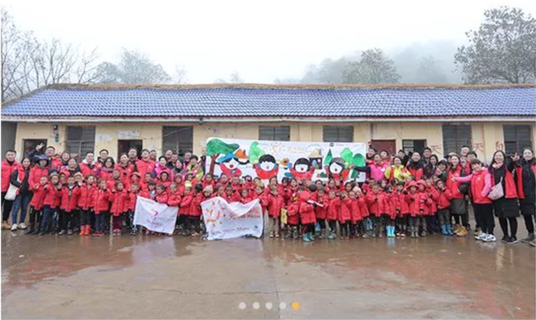 2018年11月6日，“多一克溫暖”團(tuán)隊(duì)走進(jìn)大涼山深處。為孩子們送去冬衣的同時(shí)，海瀾之家聯(lián)合網(wǎng)易打造在線課程平臺(tái)，把優(yōu)質(zhì)的教育資源也傳遞到偏遠(yuǎn)山區(qū)。同年，知名導(dǎo)演陸川特別參與監(jiān)制了“多一克溫暖”微電影《信歌》，為山區(qū)送去“暖身又暖心”的力量。