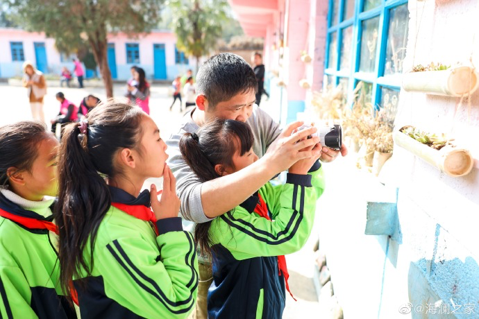 盡管身處大山，塢鉛小學(xué)卻到處都是驚喜，自制插花、獨(dú)一無(wú)二的石頭畫(huà)、杉木墩上的24節(jié)氣圖……孩子們從不缺少發(fā)現(xiàn)美的眼睛。2019年，海瀾之家特別準(zhǔn)備了攝影課堂，讓孩子們通過(guò)拍照的方式自由地傳達(dá)真善美。