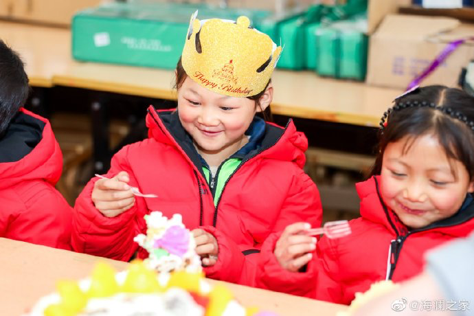 從暖身到暖心，海瀾之家的志愿者們不僅為孩子們帶去了學(xué)習(xí)用品，還帶去了生日蛋糕，給孩子們過(guò)了一個(gè)難忘的生日party。生長(zhǎng)在山區(qū)的他們，過(guò)生日也只能和在外打工的父母通個(gè)電話，許多孩子還是第一次和這么多人一起吹蠟燭許生日愿望。