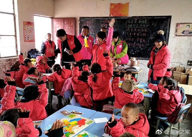 2018年，由海瀾之家攜手網(wǎng)易新聞打造的“多一課溫暖”課程平臺(tái)讓一間間溫暖的課堂走向深山與邊陲。帶著貼合孩子教育需求的線上內(nèi)容和教師、各領(lǐng)域KOL及愛(ài)心人士組成的愛(ài)心團(tuán)隊(duì)，海瀾之家用實(shí)際行動(dòng)為孩子的教育加溫，踐行“多一克溫暖”。