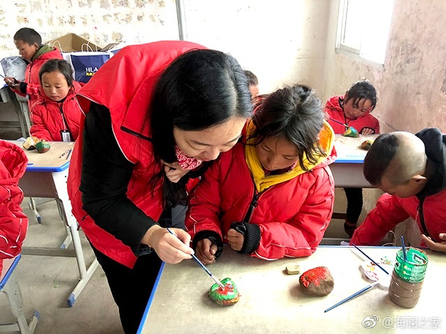 在繪畫(huà)課上，孩子們畫(huà)出心中想象的世界，不斷汲取關(guān)于美的知識(shí)。“多一克溫暖”帶給孩子們的是未來(lái)人生更多的機(jī)會(huì)與可能。公益行動(dòng)不應(yīng)只提供物質(zhì)捐贈(zèng)，更要加強(qiáng)對(duì)山區(qū)孩子們精神世界與未來(lái)發(fā)展的重視。