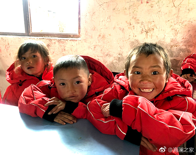 在四川省西南部川滇交界處的大涼山深處，坐落著一所紅旗小學(xué)。每當(dāng)最寒冷的季節(jié)到來(lái)，這里的許多孩子們不得不共用一件冬衣御寒。 “多一克溫暖”與暖流計(jì)劃記錄下了孩子們開(kāi)心的笑臉。這些笑臉，都是“多一克溫暖”前行中的源源動(dòng)力。