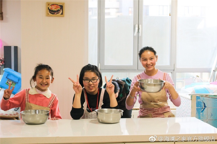 2017年 “寒令營(yíng)”團(tuán)隊(duì)從不同角度，為北疆山區(qū)的孩子們打開(kāi)了一個(gè)豐富的世界。來(lái)到北京，他們觀看了升旗儀式，參觀了故宮，走進(jìn)北京海洋館和動(dòng)物園。這次寒令營(yíng)，展現(xiàn)在他們面前的是此前從未看到過(guò)的世界，意義非凡。