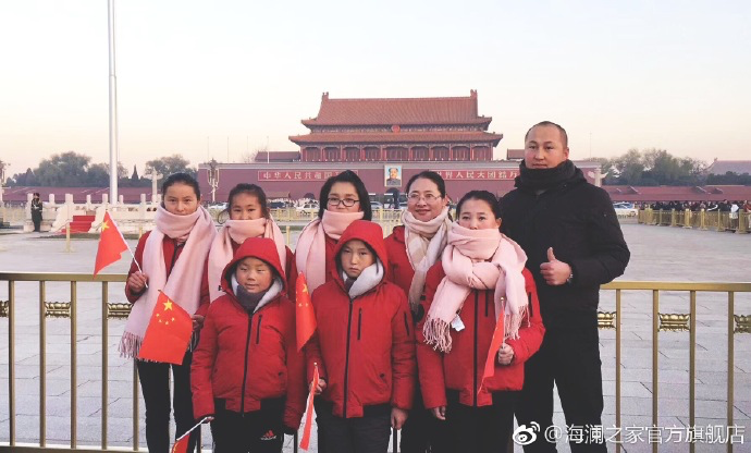 寒令營(yíng)的第一天，孩子們觀看了升旗儀式，走進(jìn)故宮暢聽(tīng)歷史故事。祖國(guó)的樣貌開(kāi)始在他們心里清晰，未來(lái)的希望開(kāi)始在他們心中發(fā)芽。海瀾之家“多一克溫暖”團(tuán)隊(duì)帶給孩子們精神世界的富足，照亮孩子們夢(mèng)想的啟蒙之路。