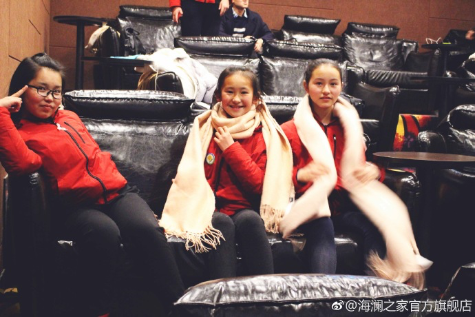 彼時(shí)恰逢《尋夢(mèng)環(huán)游記》上映，“寒令營(yíng)”的孩子們一起在電影院觀看了電影，平日里最鬧騰的孩子，在第一次看3D電影時(shí)也變得安靜專注。孩子們?cè)谶@段旅程中增長(zhǎng)了見(jiàn)識(shí)，一個(gè)更豐盛的世界就這樣打開(kāi)了。