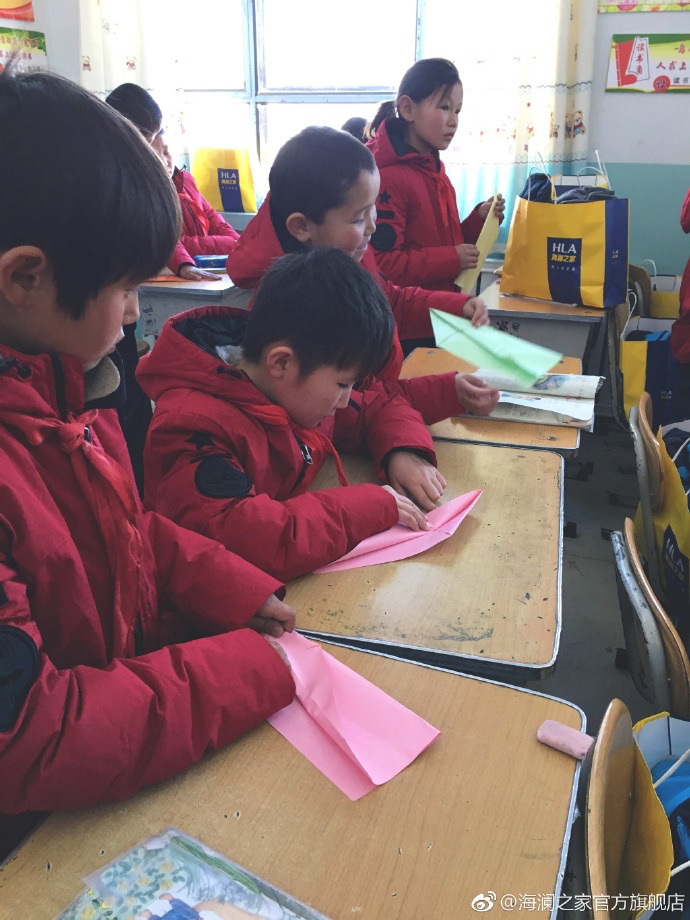 “多一克溫暖”的志愿者為孩子們帶去承載夢(mèng)想的手工課，孩子們通過(guò)剪紙、畫(huà)畫(huà)、折紙飛機(jī)，讓自己的夢(mèng)想在手中凝聚，隨紙飛機(jī)一起飛向天空，為凜冬帶來(lái)五彩斑斕的希望。