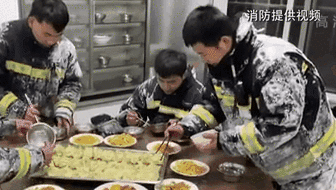零下14度滅火后 消防員吃飯這一幕讓人心疼！