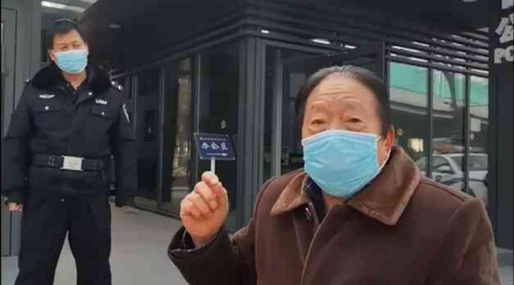 社區(qū)封閉，76歲的他為什么要出來