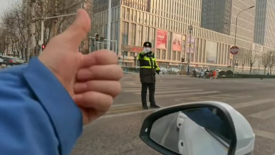 石家莊路人和交警的這個“暗號”，真暖！