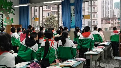 課上到一半，同學(xué)們卻把頭望向了外面！校長說：點(diǎn)贊！