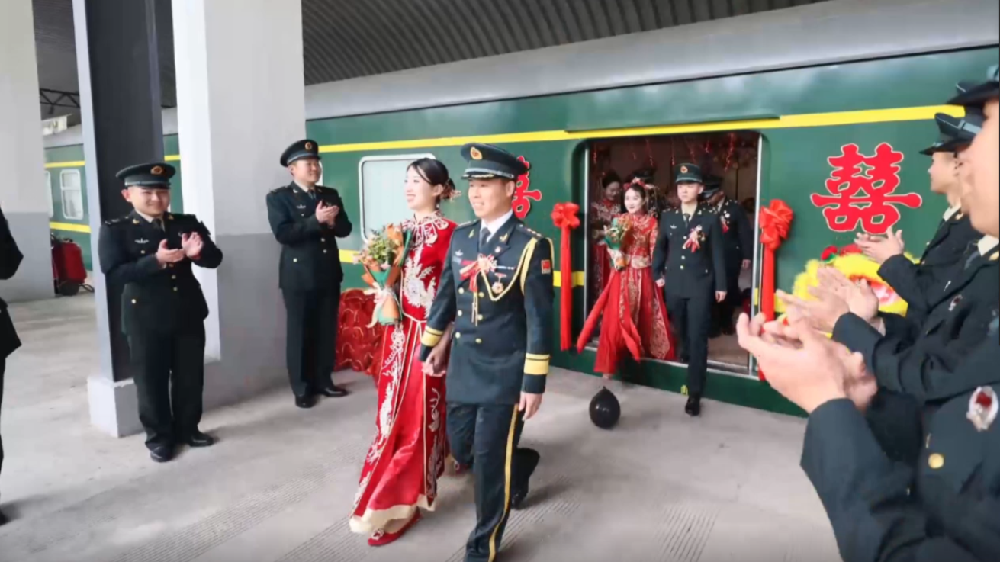 火車當(dāng)“婚車”，東風(fēng)快遞員最有排面的“幸福軍列”
