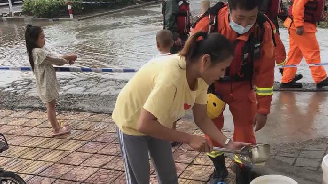 溫暖瞬間！女子帶娃送晚餐感激消防員