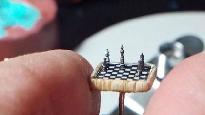 比指甲蓋還??！ 土耳其微雕藝術(shù)家雕出超小國際象棋