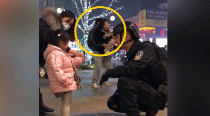 女子被特警圈粉蹲地拍照不想走，男友接下來(lái)的舉動(dòng)驚呆網(wǎng)友