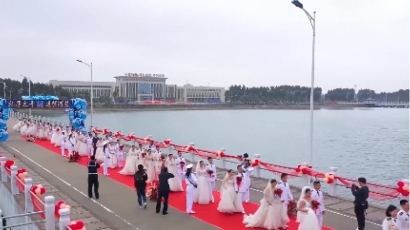 乘風(fēng)破浪來(lái)娶你！海軍某部30對(duì)新人舉行集體婚禮
