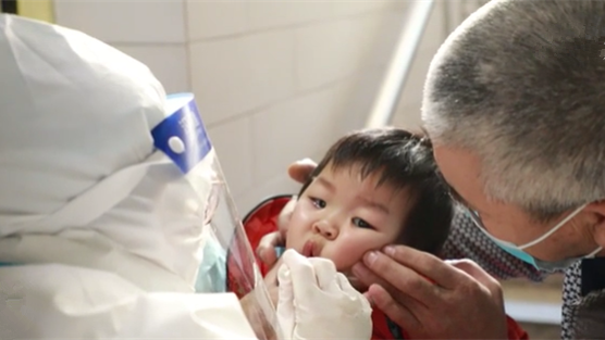 這一跪，謝謝你最美的“核酸護士”