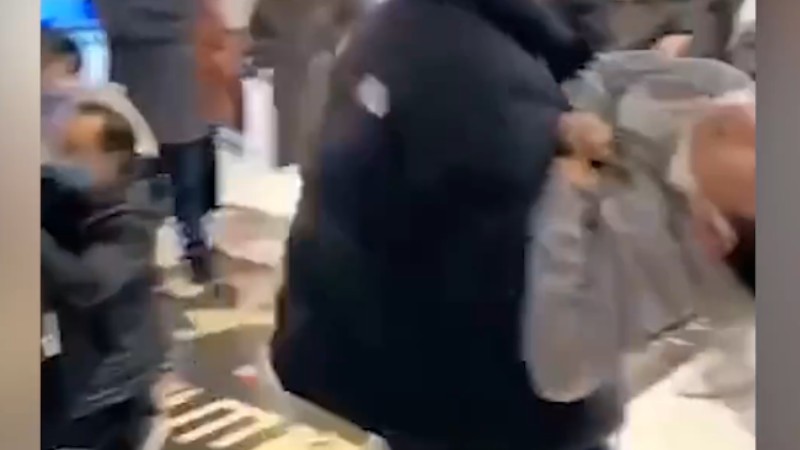 浙江一電影院發(fā)生事故多人送醫(yī)，現(xiàn)場(chǎng)家長(zhǎng)懷抱兒童奔走