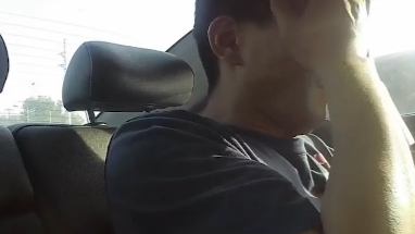 這人啥情況？他在警車上都能睡著