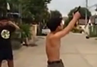 少年打槍來(lái)?？?原是二貨神配合