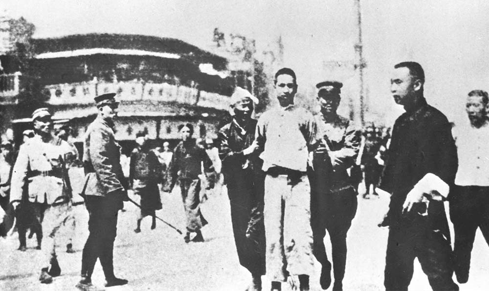 1927年4月12日 “四?一二”反革命政變，國民黨反動(dòng)派捕殺大批共產(chǎn)黨員和工人、學(xué)生、群眾