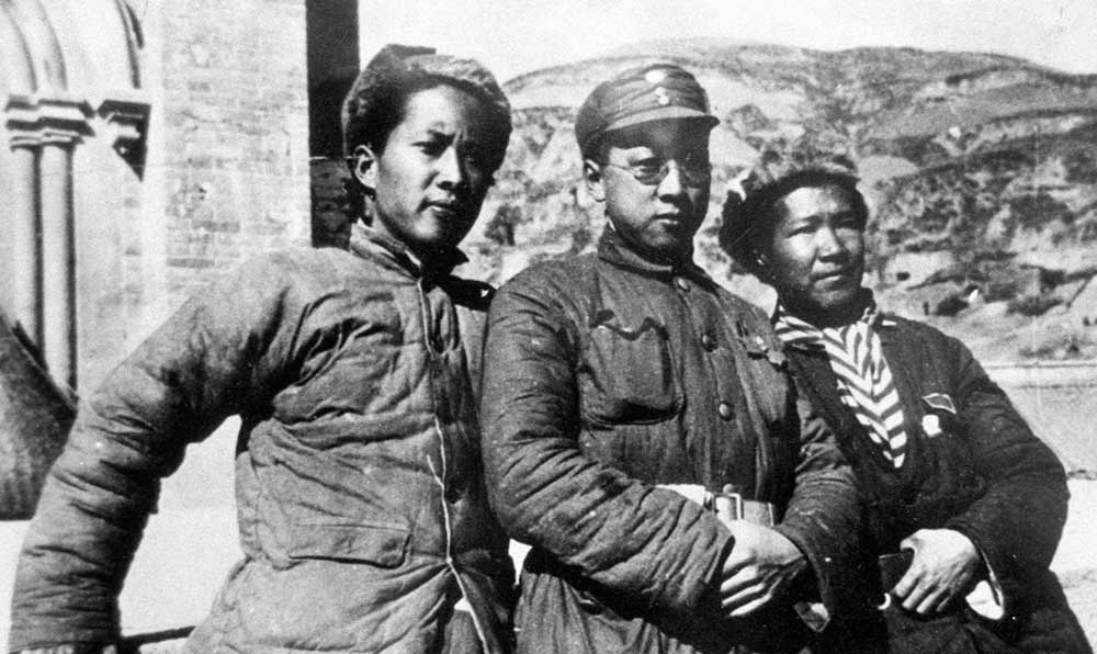 延安魯迅藝術(shù)文學(xué)院托兒所的阿姨和孩子們。