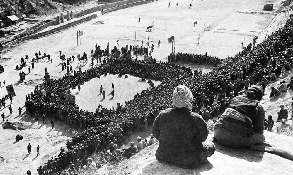 東北文代大會(huì)為慶祝斯大林70壽辰，由魯藝文工團(tuán)演出黃河大合唱。