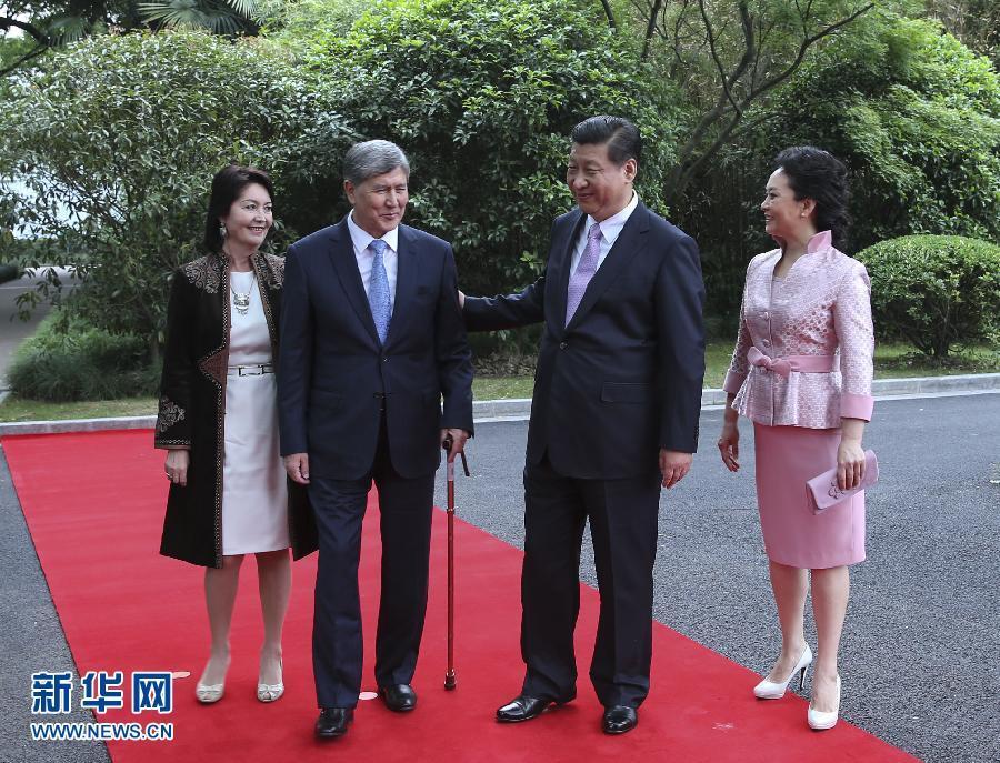 會(huì)談前，習(xí)近平在上海西郊會(huì)議中心廣場(chǎng)為阿坦巴耶夫舉行歡迎儀式。新華社記者 蘭紅光 攝 