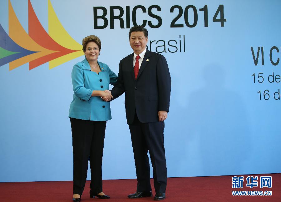 7月15日，國(guó)家主席習(xí)近平在巴西福塔萊薩出席金磚國(guó)家領(lǐng)導(dǎo)人第六次會(huì)晤。這是巴西總統(tǒng)羅塞夫迎接習(xí)近平主席。 新華社記者 蘭紅光 攝 