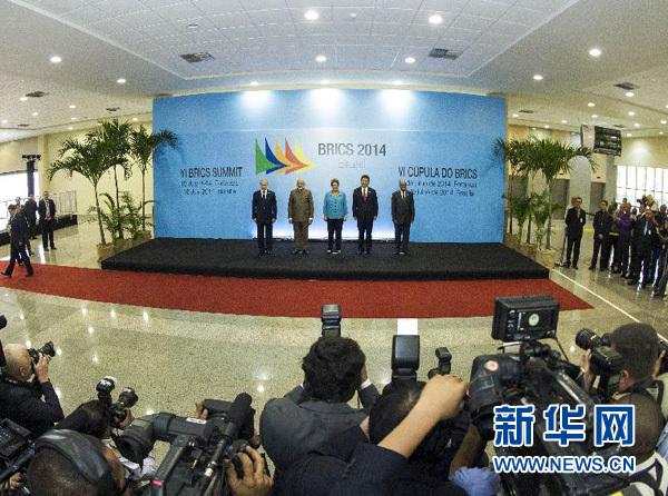 7月15日，國(guó)家主席習(xí)近平在巴西福塔萊薩出席金磚國(guó)家領(lǐng)導(dǎo)人第六次會(huì)晤。這是金磚國(guó)家領(lǐng)導(dǎo)人集體合影。 新華社記者王曄攝