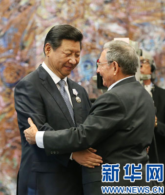 當(dāng)?shù)貢r(shí)間7月22日，國(guó)家主席習(xí)近平在哈瓦那接受古巴政府授予的&ldquo;何塞&middot;馬蒂&rdquo;勛章。古巴國(guó)務(wù)委員會(huì)主席兼部長(zhǎng)會(huì)議主席勞爾&middot;卡斯特羅為習(xí)近平佩戴勛章。新華社記者劉衛(wèi)兵攝