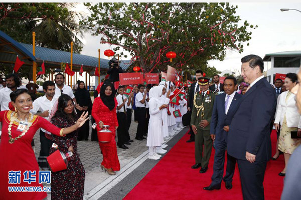 9月14日，國家主席習(xí)近平抵達(dá)馬累，開始對馬爾代夫進(jìn)行國事訪問。習(xí)近平和夫人彭麗媛在機(jī)場受到馬爾代夫總統(tǒng)亞明夫婦的熱情迎接。 新華社記者 鞠鵬 攝