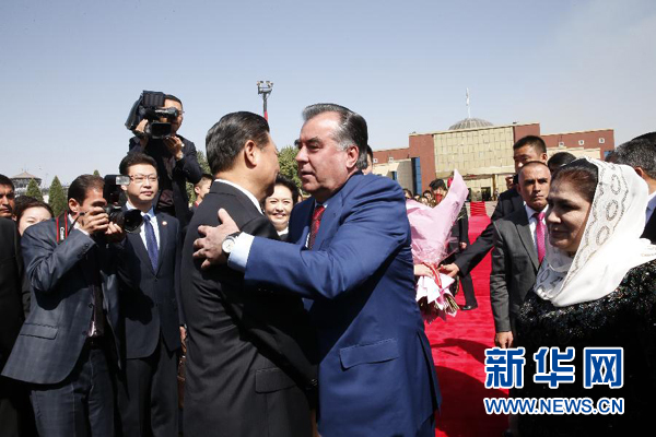 9月14日，國家主席習(xí)近平結(jié)束對塔吉克斯坦的國事訪問，乘坐專機(jī)離開杜尚別。拉赫蒙總統(tǒng)夫婦專程到機(jī)場為習(xí)近平和夫人彭麗媛送行。新華社記者 鞠鵬 攝 