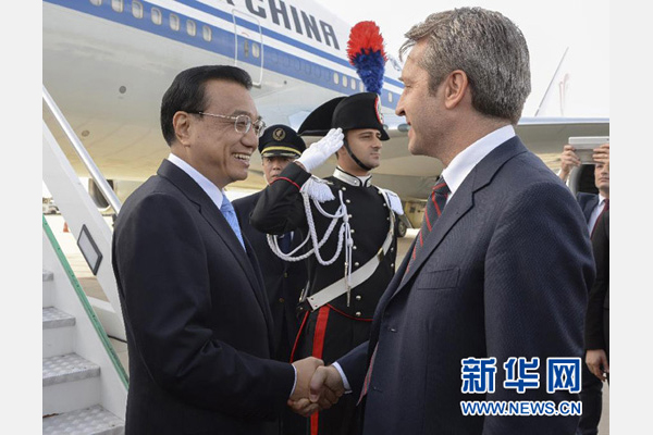 10月14日，國務(wù)院總理李克強(qiáng)乘專機(jī)抵達(dá)羅馬，開始對意大利進(jìn)行正式訪問，意大利政府高級官員到機(jī)場迎接。 新華社記者李學(xué)仁攝
