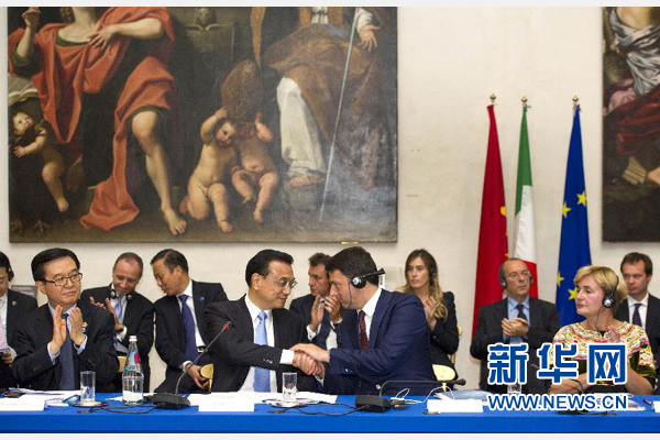 10月14日，中國國務院總理李克強在羅馬巴爾貝里尼宮與意大利總理倫齊共同會見中意企業(yè)家委員會委員及企業(yè)家代表并致辭。 新華社記者謝環(huán)馳 攝 