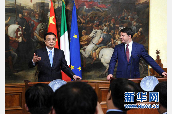 10月14日，中國國務(wù)院總理李克強(qiáng)與意大利總理倫齊在羅馬舉行會談后共同會見記者。 新華社記者 饒愛民 攝 