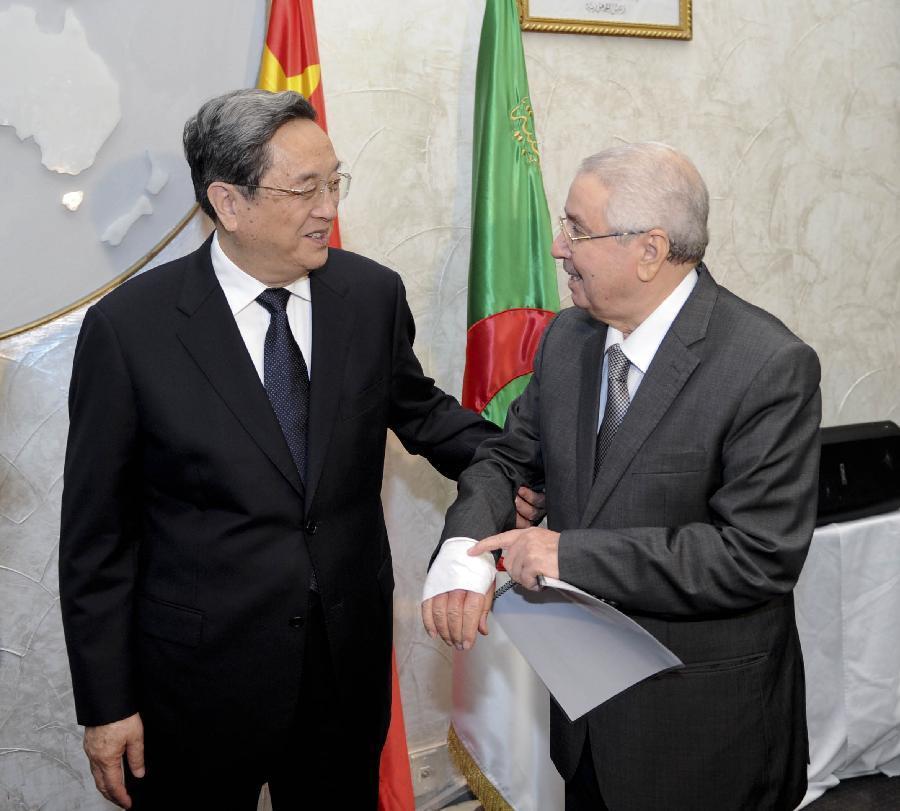 11月1日，正在阿爾及利亞進行正式友好訪問的全國政協(xié)主席俞正聲在阿爾及爾與阿民族院議長本&middot;薩拉赫舉行會談。這是俞正聲親切詢問本&middot;薩拉赫的手傷情況。新華社記者 張鐸 攝 