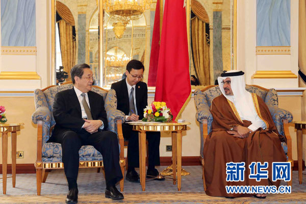 11月6日，正在巴林進(jìn)行正式友好訪問的全國政協(xié)主席俞正聲在麥納麥會見巴林王儲薩勒曼。 新華社記者劉衛(wèi)兵攝