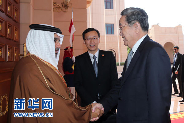 11月6日，正在巴林進(jìn)行正式友好訪問的全國政協(xié)主席俞正聲在麥納麥會見巴林王儲薩勒曼。 新華社記者劉衛(wèi)兵攝